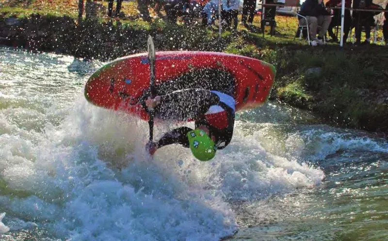 Manyh Hammacha lors des sélections nationales de kayak freestyle