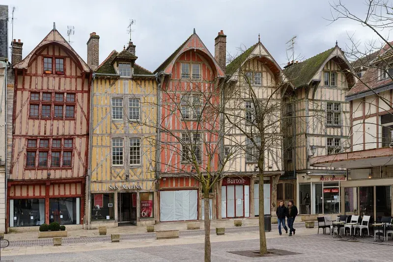 Maisons à pans de bois du centre-ville de Troyes, illustration et non photographie de la cérémonie du 13 juillet